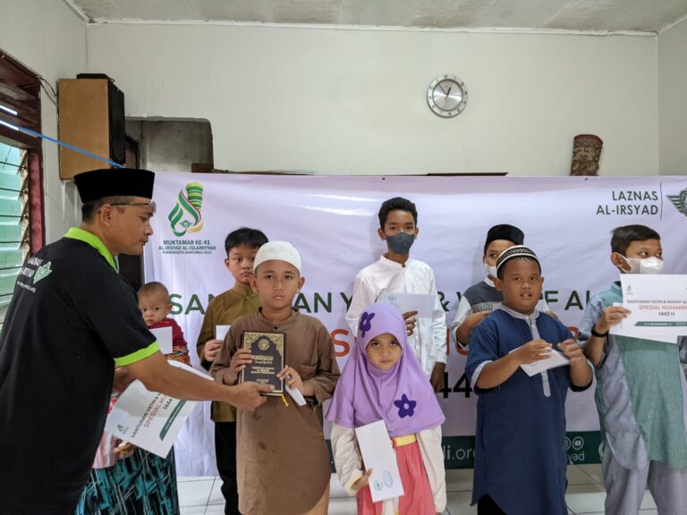 Bahagiakan Anak-Anak di Bulan Muharram, Kantor Layanan LAZNAS Al-Irsyad Jakarta Selatan Santuni Anak Yatim dan Tebar Wakaf Al-Qur’an