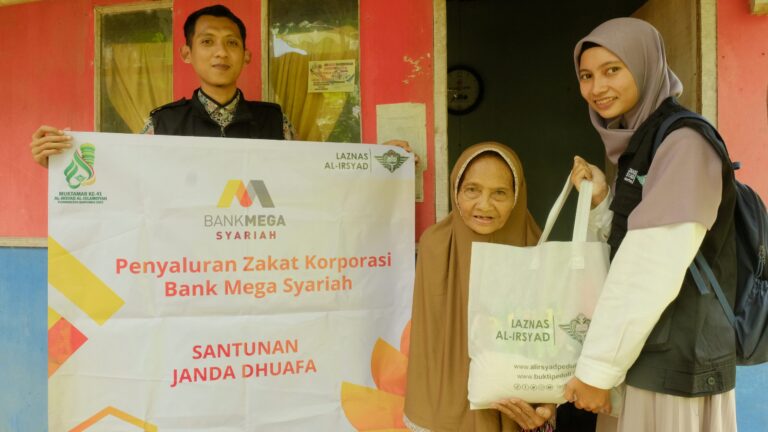 LAZNAS Al Irsyad Salurkan Zakat Korporasi Bank Mega Syariah Pada Program Senyum Janda Dhuafa