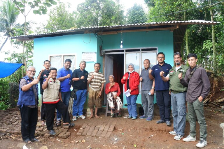 Tinjau Langsung Penyintas Gempa, PT Pembangunan Jaya Ancol berkunjung di Posko LAZNAS Al Irsyad Peduli Cianjur.