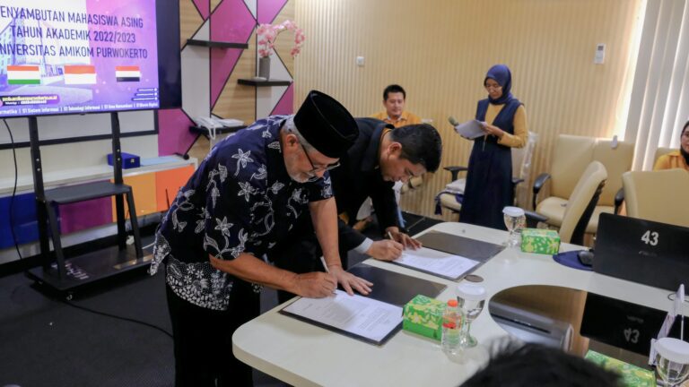Sinergi LAZNAS Al Irsyad & Universitas Amikom Purwokerto Salurkan Beasiswa Pendidikan Bagi Mahasiswa Yaman dan Tajikistan
