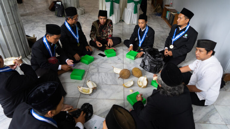 Spesial di Wisuda Akbar PG TPQ Angkatan VIII, 100 Buah Durian Dihidangkan