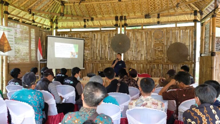 Berwisata Sekaligus Belajar, LAZNAS Al Irsyad Ajak Kelompok Tani Desa Suro, Kecamatan Kalibagor ke Kampung Gagot