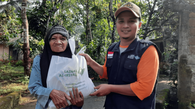 Penyaluran Paket Fidyah Ramadhan Untuk Masyarakat Dhuafa Desa Kasegeran Cilongok