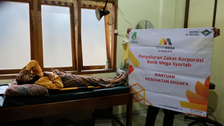 Bantu Mbah Adminah, LAZNAS Al Irsyad Bersama Bank Mega Syariah Salurkan Zakat Korporasi Pada Program Kesehatan