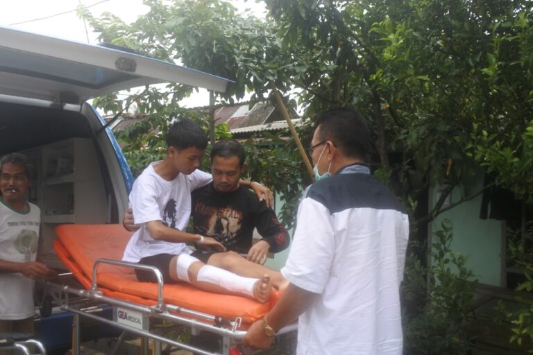 Bantu Pasien Kecelakaan Lalu Lintas, Ambulance Dhuafa LAZNAS Al-Irsyad Jemput dan Salurkan Kursi Roda