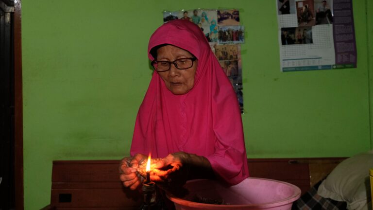 Mengenal Mbah Naiwen, Janda Dhuafa Penjual Kacang Bawang