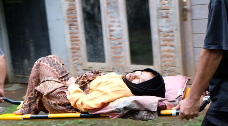 Bantu Mbah Adminah Untuk Bisa Sembuh dari Sakitnya dan Membantu Beliau Benahi Rumahnya yang Hampir Roboh