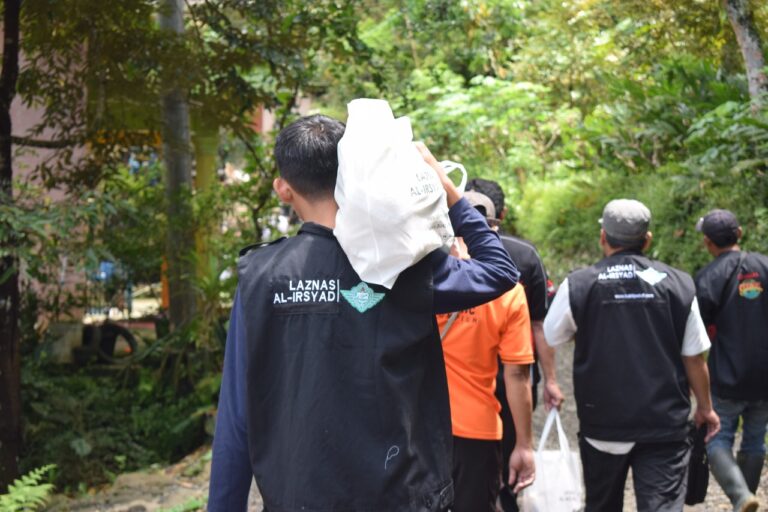 LAZNAS Al Irsyad Salurkan Bantuan Paket Sembako Untuk Korban Longsor di Banyumas, Jawa Tengah