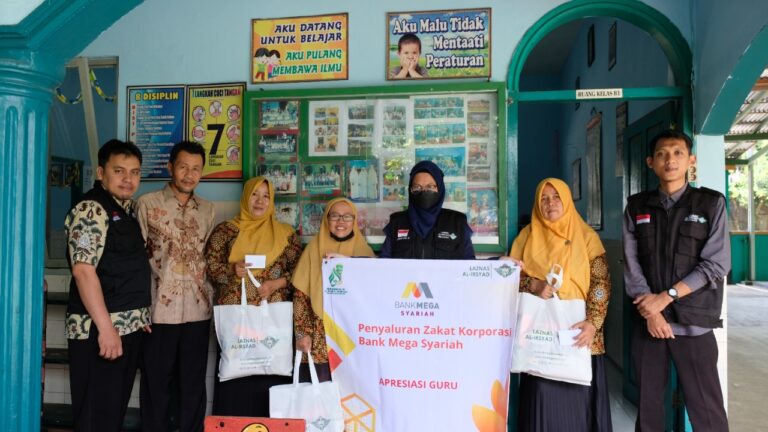 Muliakan Guru, LAZNAS Al Irsyad Salurkan Zakat Korporasi Bank Mega Syariah Pada Program Apresiasi Guru