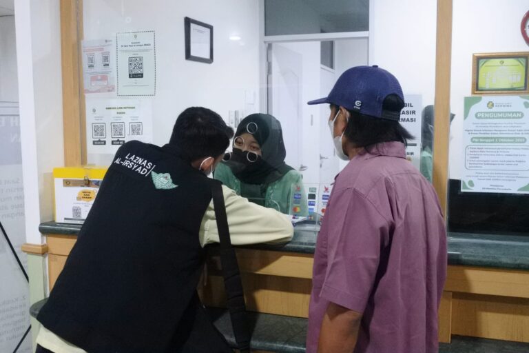 LAZNAS Al Irsyad Bantu Pelunasan Biaya Pengobatan Pak Kasim Tahap 1