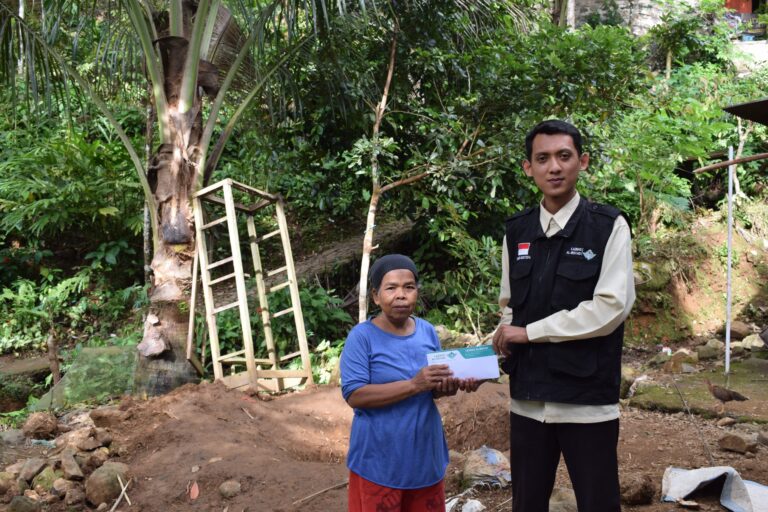 LAZNAS Al Irsyad Salurkan Bantuan Bedah Rumah Untuk Mbah Sumini