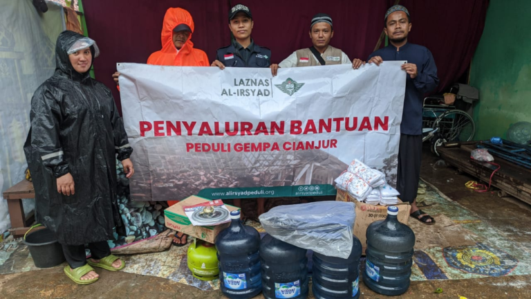 LAZNAS Al Irsyad Bersama Komunitas Motor N250R Salurkan Paket Perabotan Rumah Tangga Untuk Penyintas Gempa Cianjur