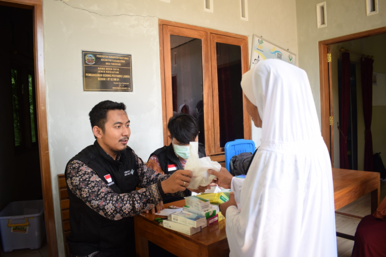 Sukseskan Kegiatan PLM (Pengenalan Lingkungan Masyarakat) SMA IT Al Irsyad Purwokerto, LAZNAS Al Irsyad berikan Pelayanan Kesehatan Gratis
