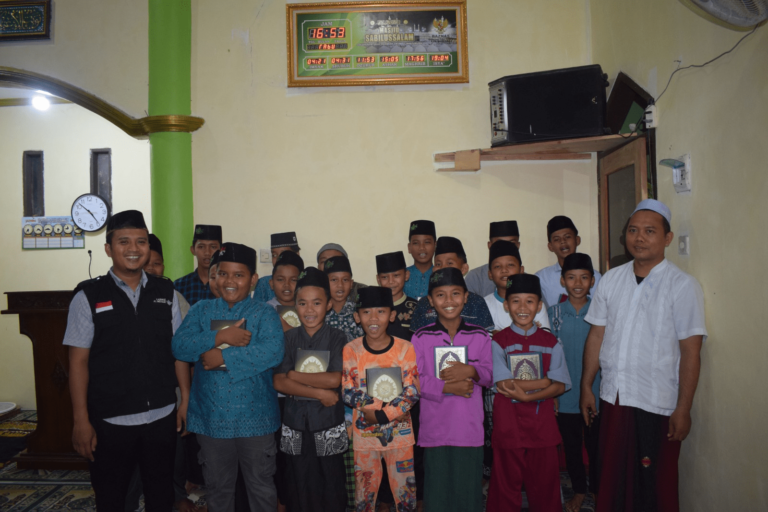 Dorong Anak-Anak Gemar Membaca Al Qur’an, LAZNAS Al Irsyad Tebar Al-Qur’an  untuk Santri TPQ Masjid Sabilussalam