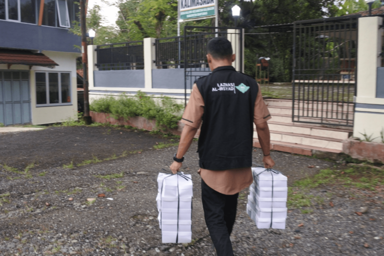 Tebar Kebahagiaan Dengan Berbagi Ifthar Ramadhan di Masjid Kalimasada