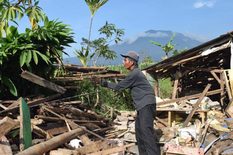 Rumah Bangkit Cianjur Asa Mereka Ditengah Puing-Puing Bangunan