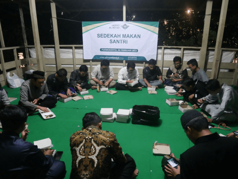 Berbagi Kebahagiaan Dengan Sedekah Makan Santri