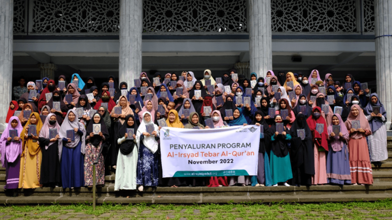 Al Irsyad Tebar Al-Qur’an Peduli Guru Ngaji