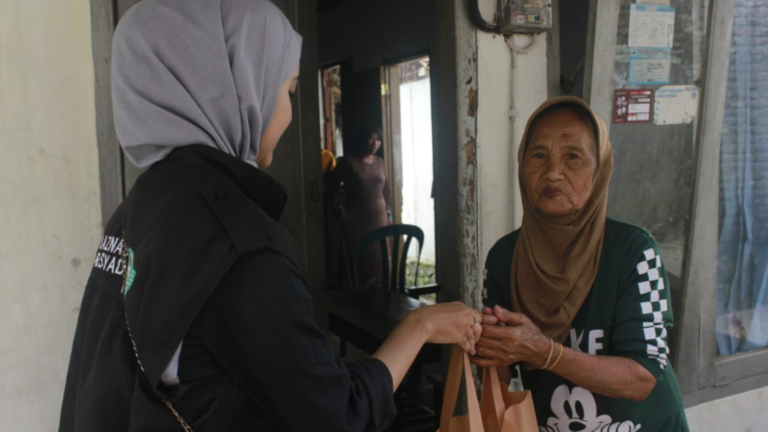 Sinergi Bersama LAZNAS Al Irsyad & HMJ A UNSOED Menggelar Bakti Sosial di Desa Gununglurah, Cilongok