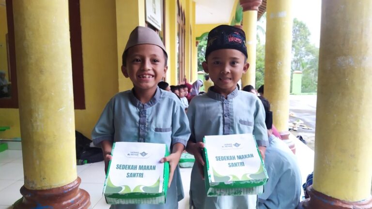 Berbagi Berkah, Masjid Abu Bakar As Shidiq Binaan LAZNAS Al Irsyad Distribusikan 250 Kotak Nasi Box