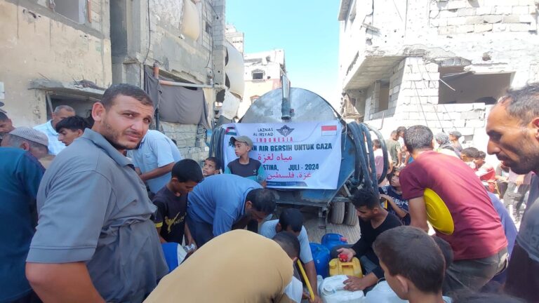 Krisis Air Bersih, LAZNAS Al Irsyad Terus Distribusikan Air Bersih Bagi Pengungsi Palestina
